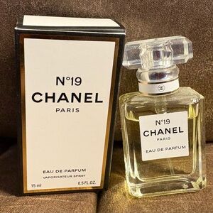 CHANEL N°19 Eau de Parfum 15ml with Box